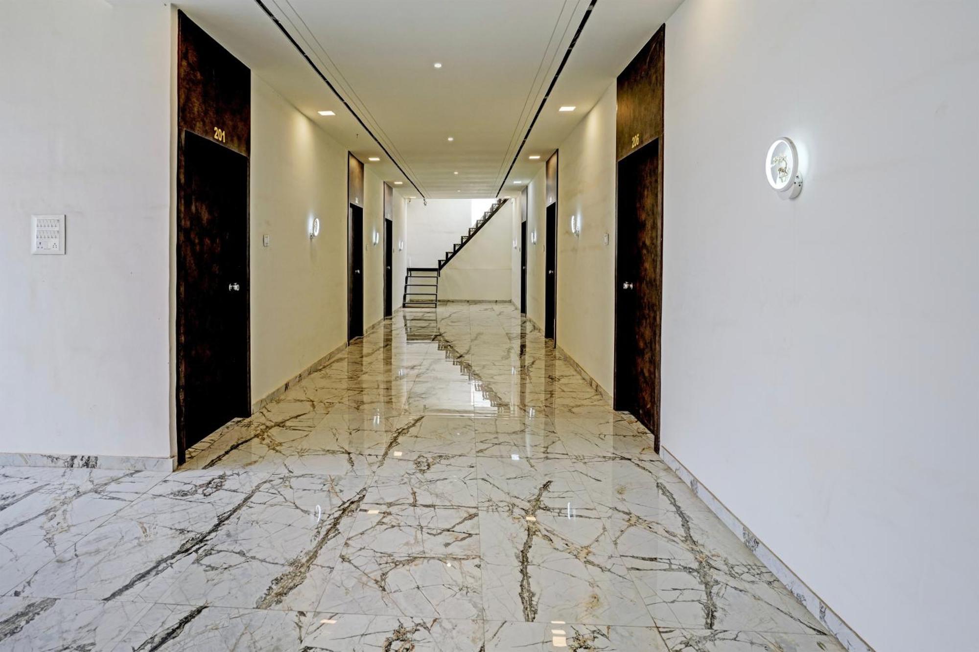 ראג'קוט Hotel O White Palace Hotel מראה חיצוני תמונה