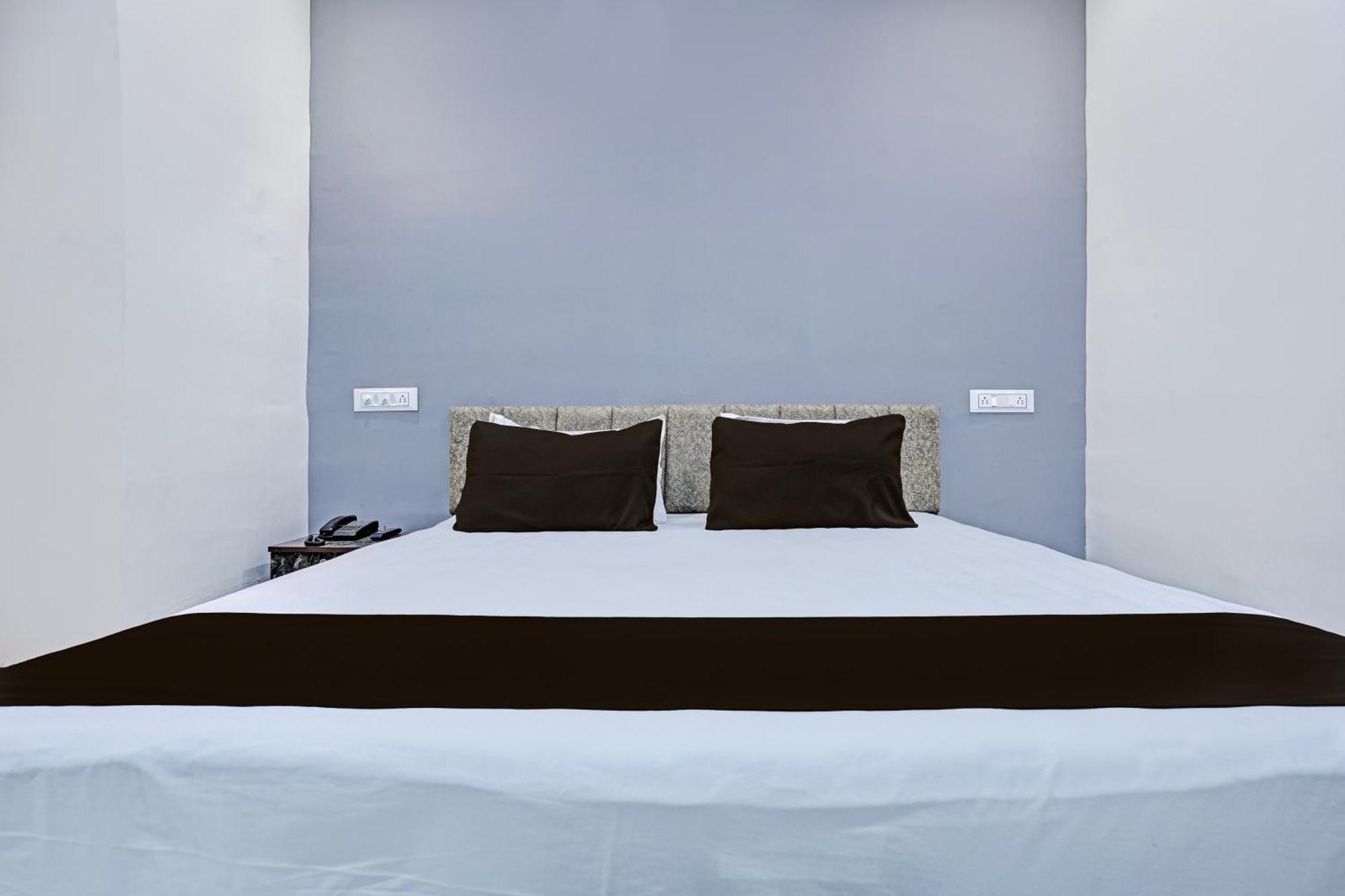 ראג'קוט Hotel O White Palace Hotel מראה חיצוני תמונה