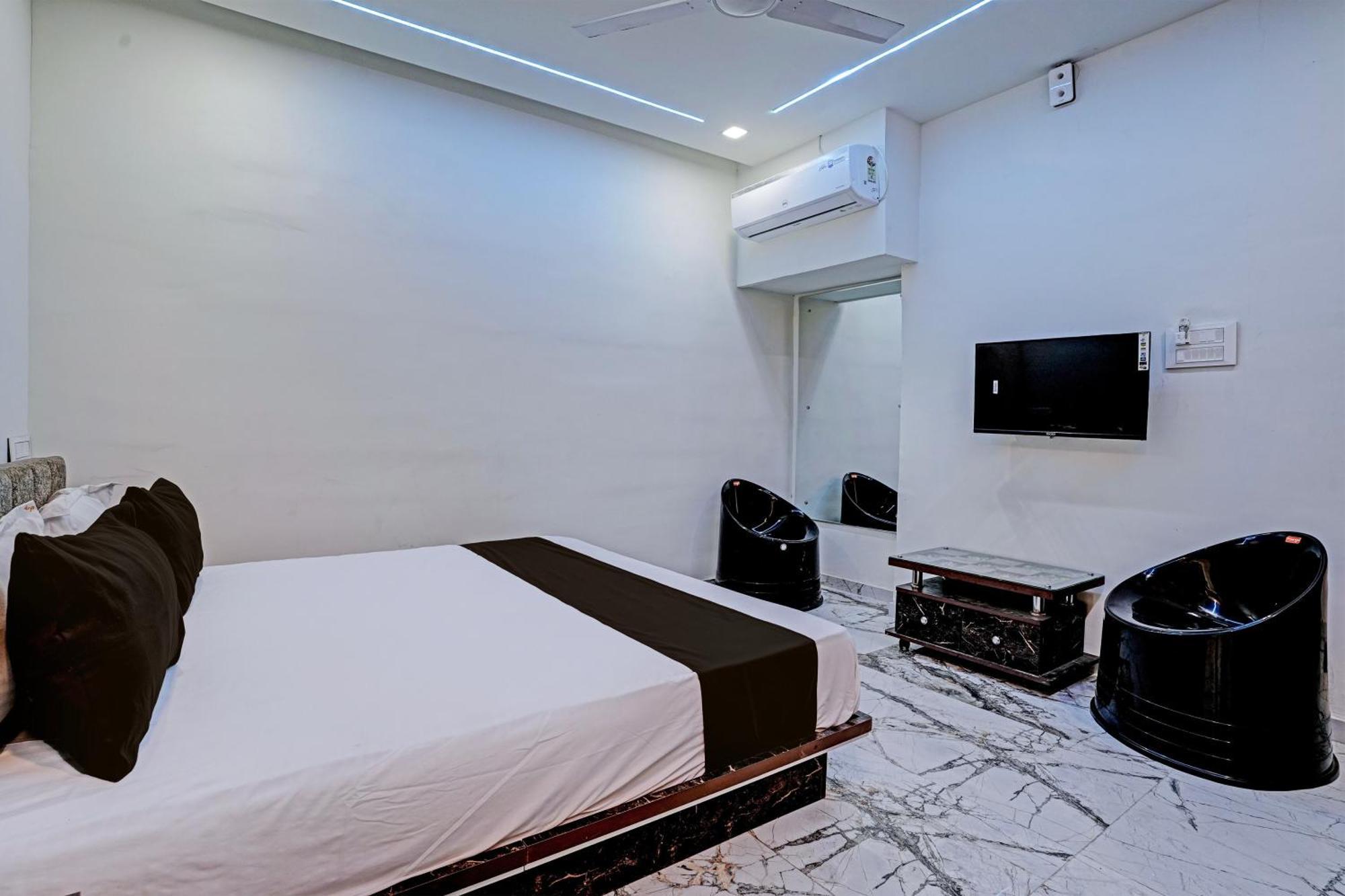 ראג'קוט Hotel O White Palace Hotel מראה חיצוני תמונה
