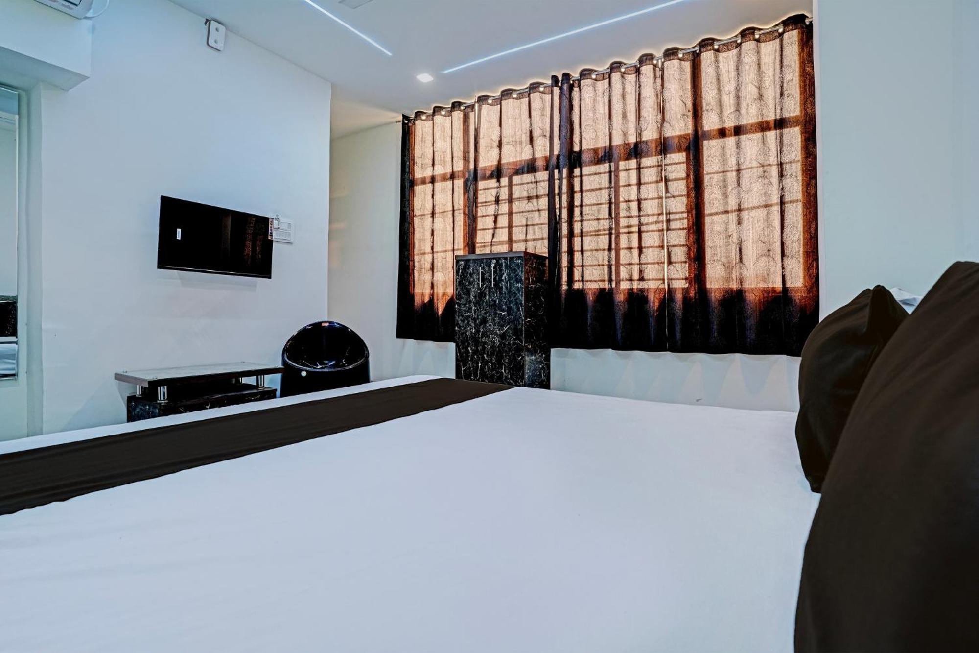 ראג'קוט Hotel O White Palace Hotel מראה חיצוני תמונה
