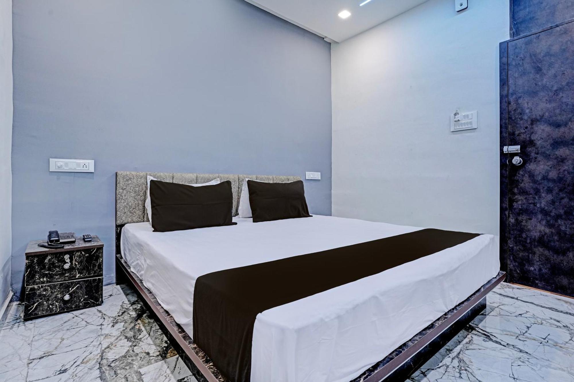 ראג'קוט Hotel O White Palace Hotel מראה חיצוני תמונה