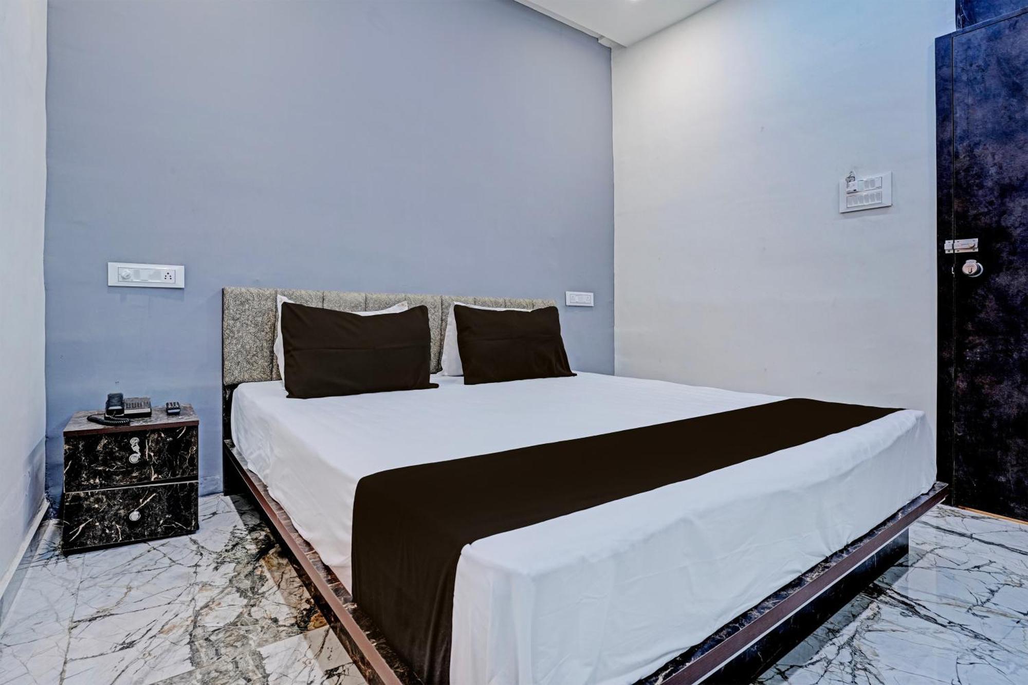 ראג'קוט Hotel O White Palace Hotel מראה חיצוני תמונה