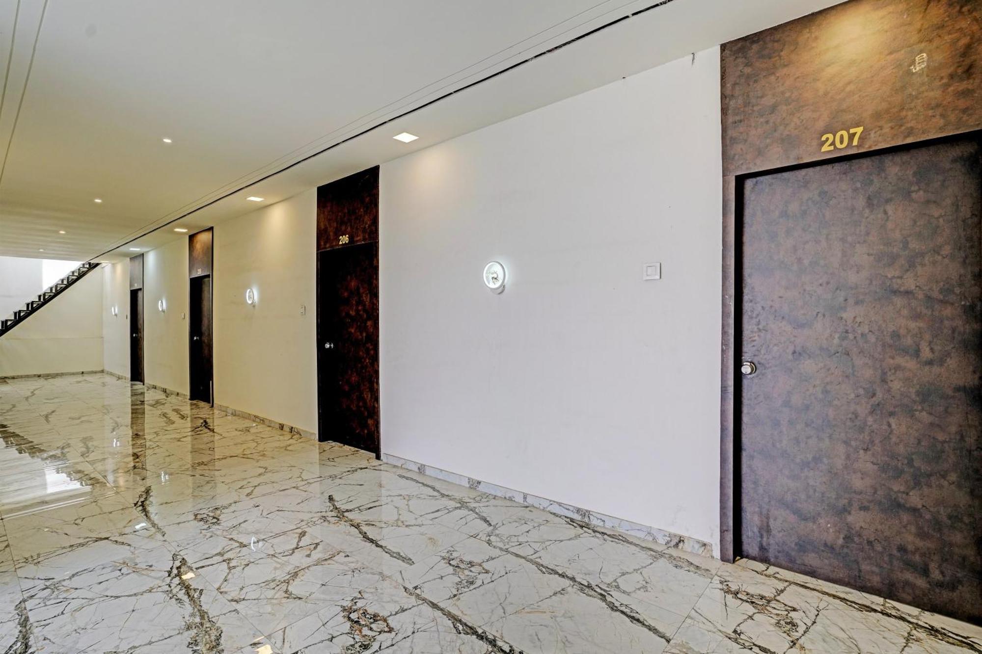 ראג'קוט Hotel O White Palace Hotel מראה חיצוני תמונה