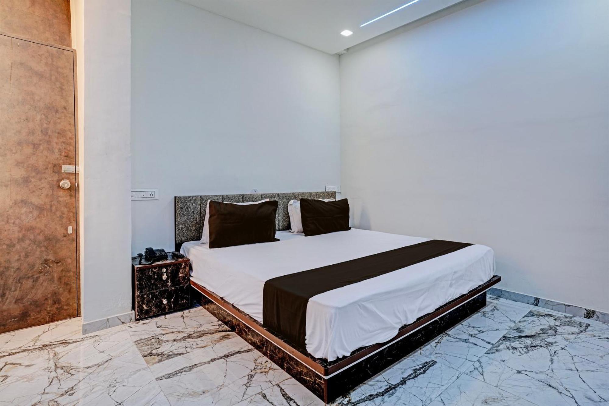 ראג'קוט Hotel O White Palace Hotel מראה חיצוני תמונה