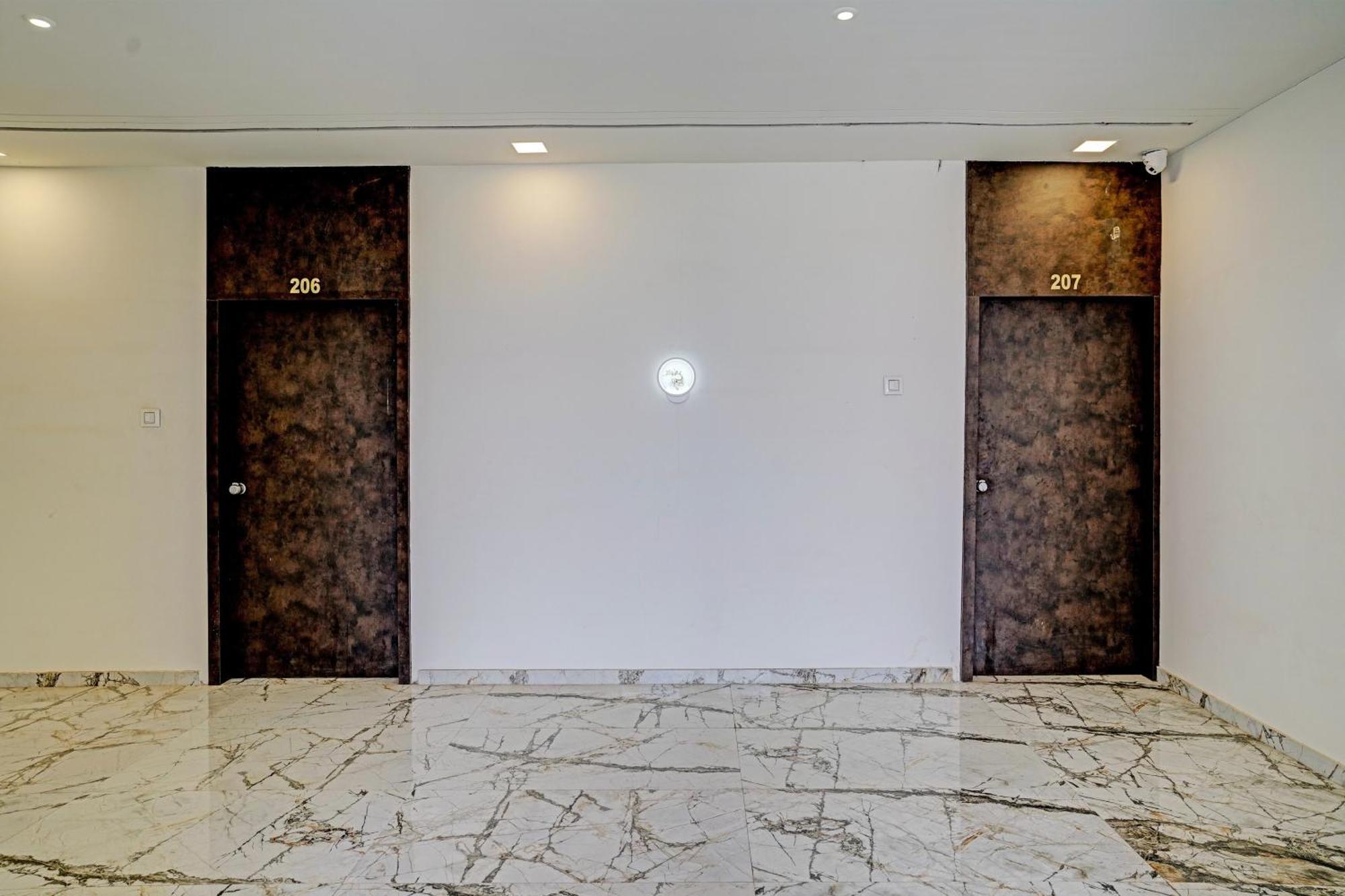 ראג'קוט Hotel O White Palace Hotel מראה חיצוני תמונה