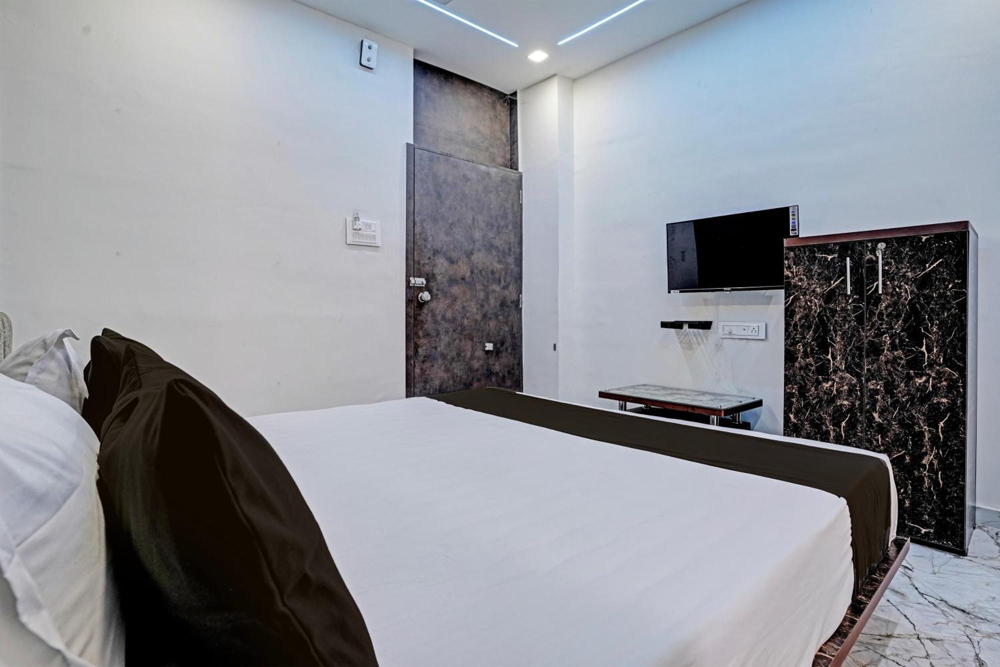 ראג'קוט Hotel O White Palace Hotel מראה חיצוני תמונה