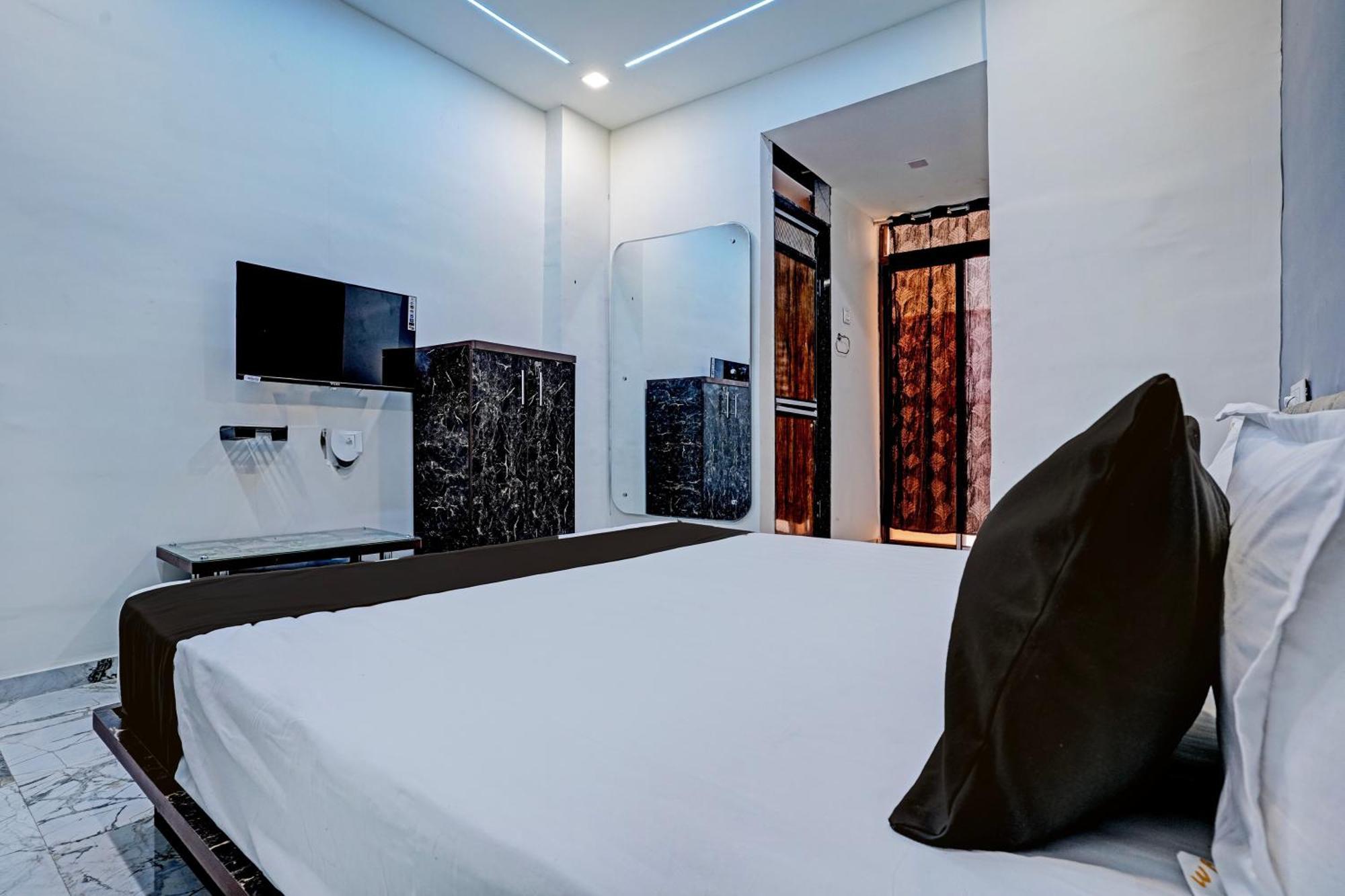 ראג'קוט Hotel O White Palace Hotel מראה חיצוני תמונה
