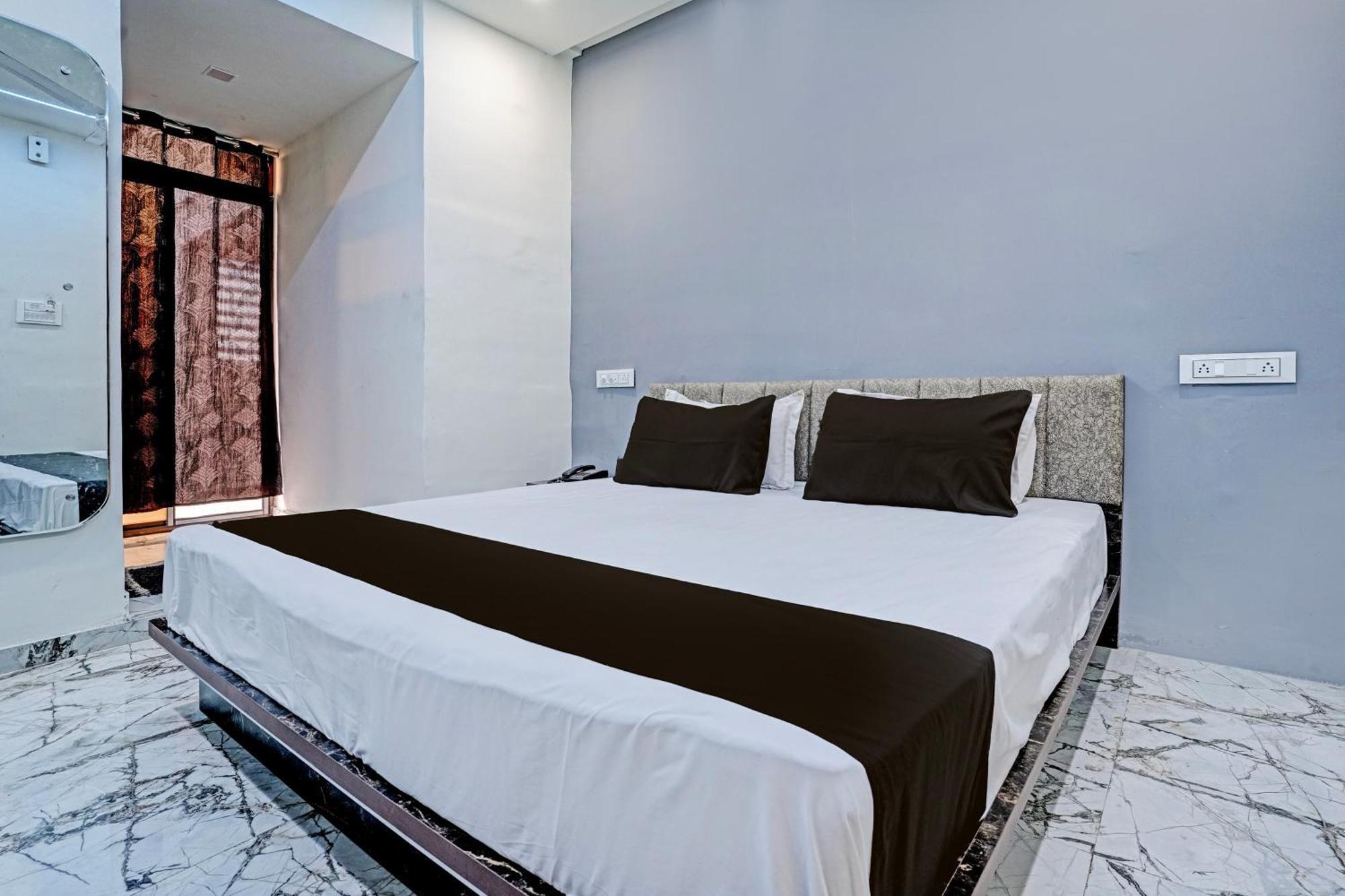 ראג'קוט Hotel O White Palace Hotel מראה חיצוני תמונה