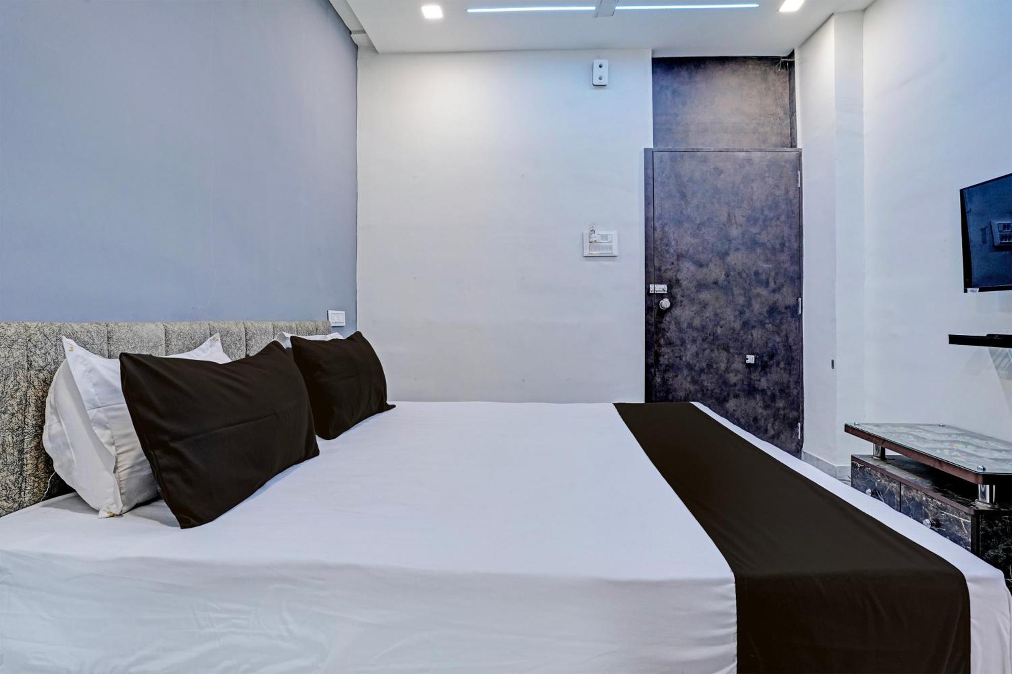 ראג'קוט Hotel O White Palace Hotel מראה חיצוני תמונה