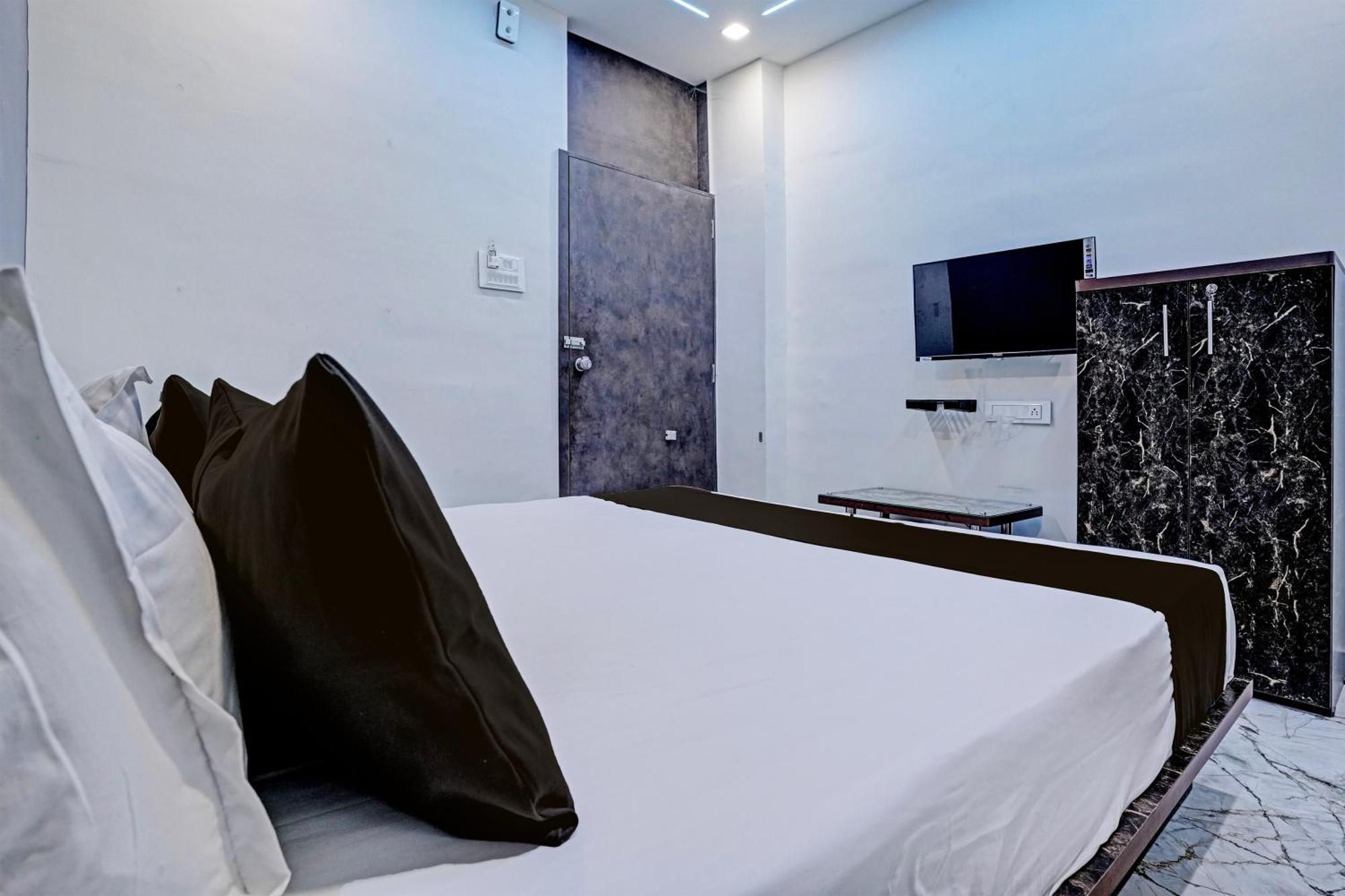 ראג'קוט Hotel O White Palace Hotel מראה חיצוני תמונה